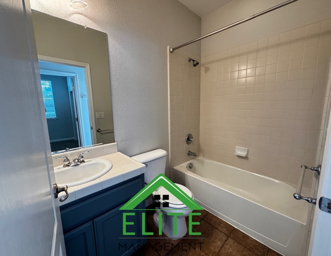 Building Photo - Beautiful 3 Bedroom, 2 Bath Home in Desira...