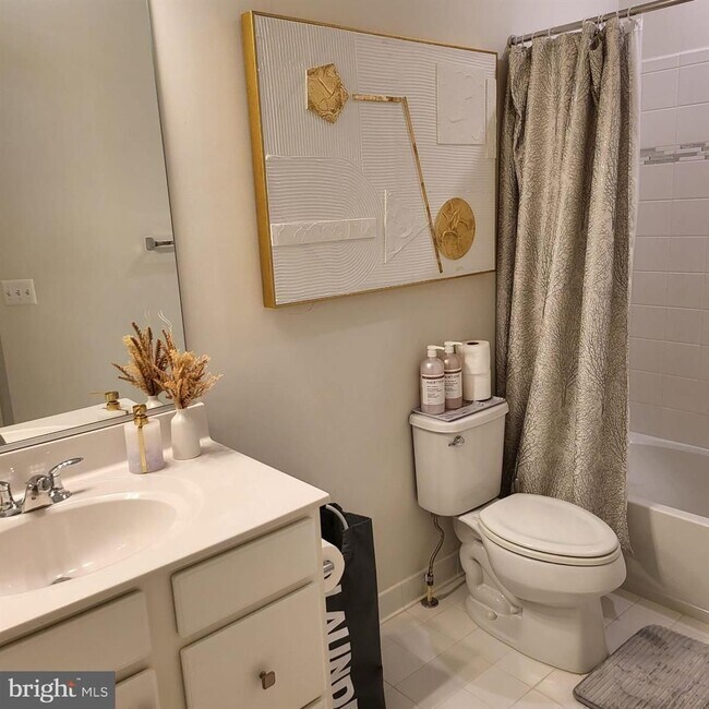 Building Photo - Welcome to your new home in the heart of L...