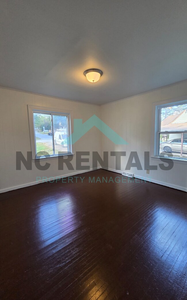 Building Photo - 1012 Nancy Ln SE