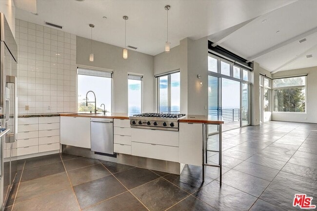 Building Photo - 3850 Rambla Orienta