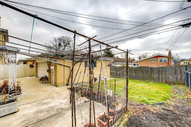 Building Photo - 5212 Avery Pl