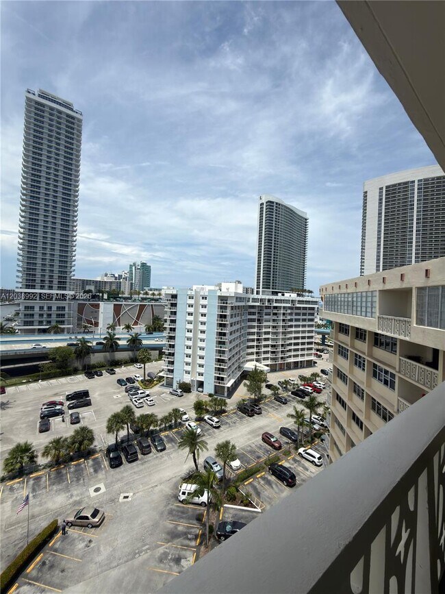 Building Photo - 1817 S Ocean Dr