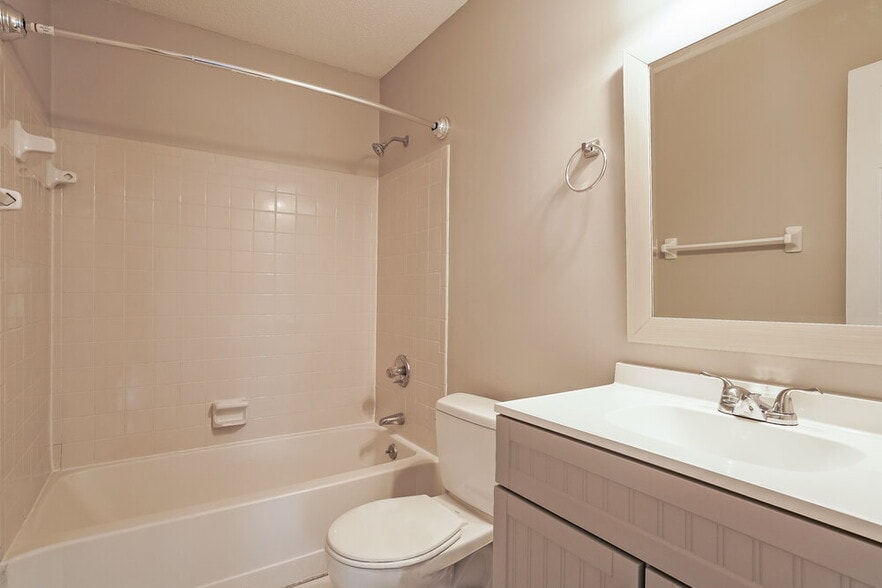 Building Photo - 6133 River Landings Dr