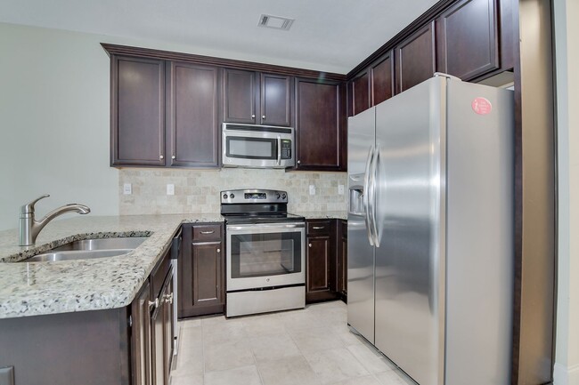 Building Photo - Canterbury Farms 3 Bed 2.5 Bath!