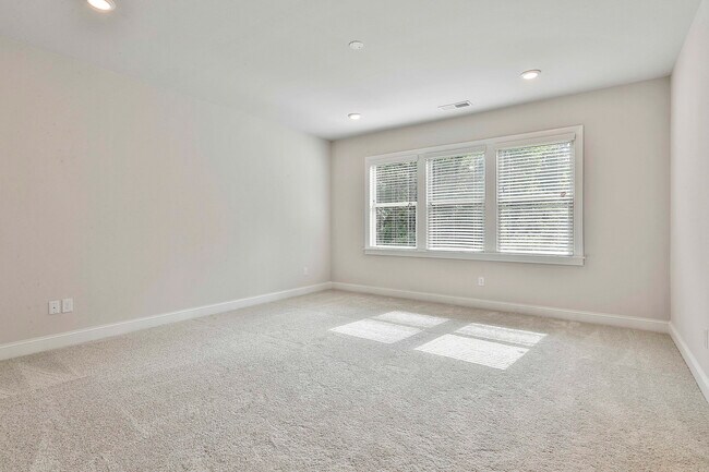 Building Photo - 335 Caledonia Ct