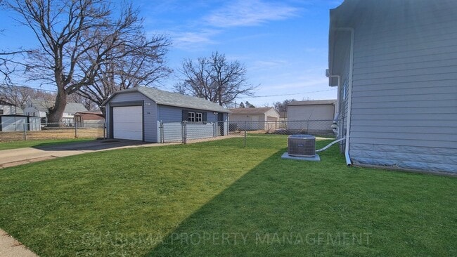 Building Photo - Cozy & Quaint 3 Bedroom House With Lots of Extras!