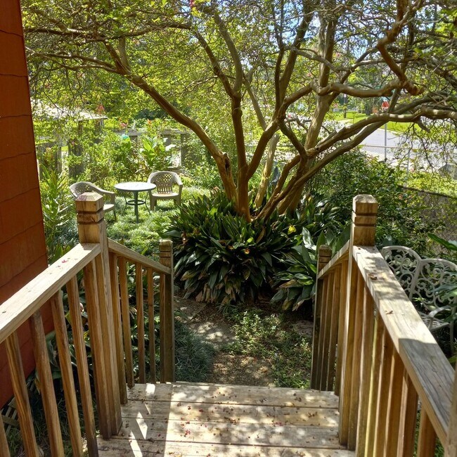 Building Photo - Three Bedroom, 2 Bathroom