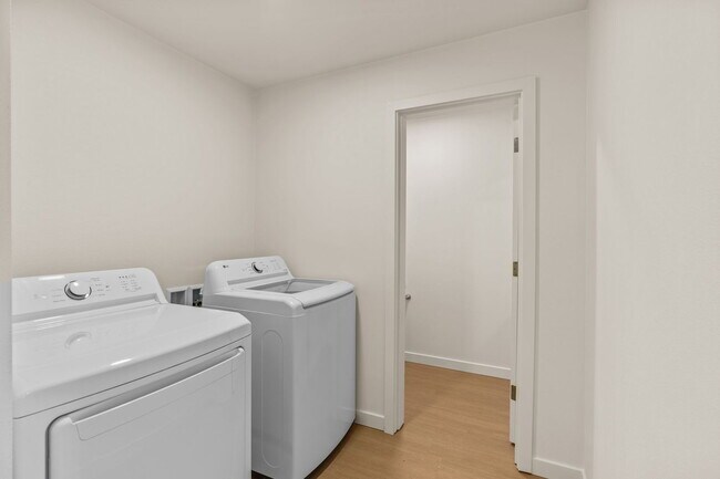 Building Photo - 2901 SE Salem Ave