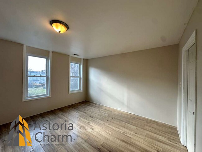 Building Photo - 910 Edmondson Ave