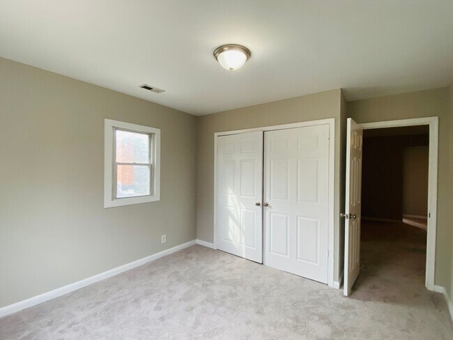 Building Photo - Very Spacious 5bdrm/2bth Bungalow Located in South Richmond w/Privacy Fenced Back Yard!!