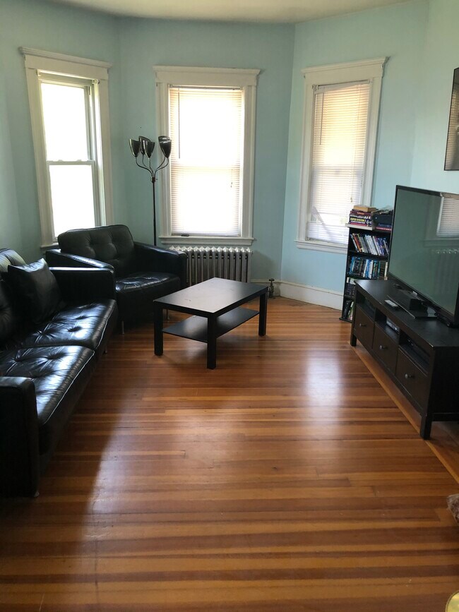 Building Photo - 204 Fellsway W