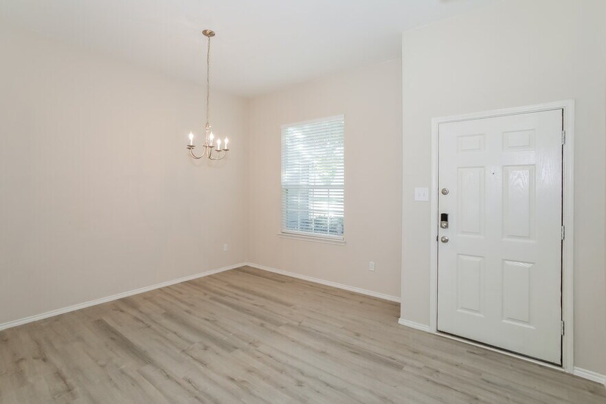 Building Photo - 240 Creekview Dr