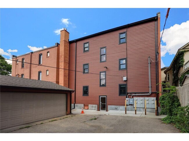Building Photo - 1520 Elliot Ave S