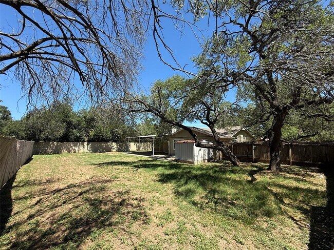 Building Photo - 8906 Pineridge Dr