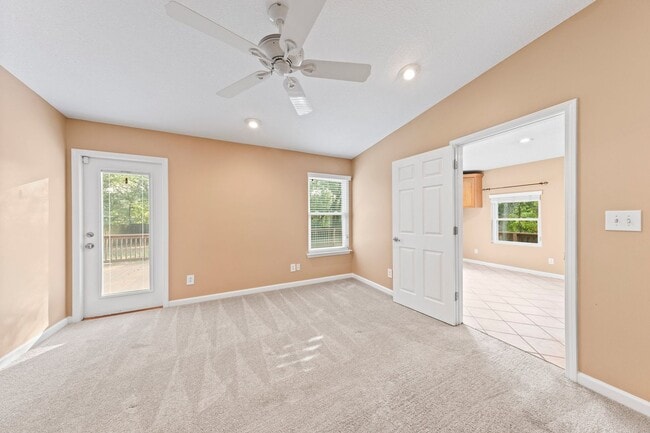 Building Photo - Pet Friendly!  Ideal location to Eglin AFB!!