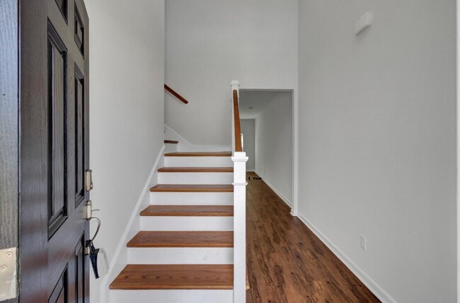 Building Photo - 131 Lakestone Rd