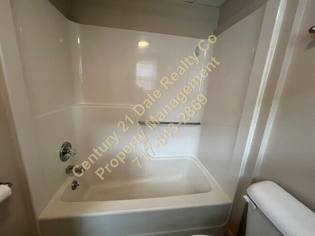 Building Photo - Beautiful 1 BR Apartment on East Market Street