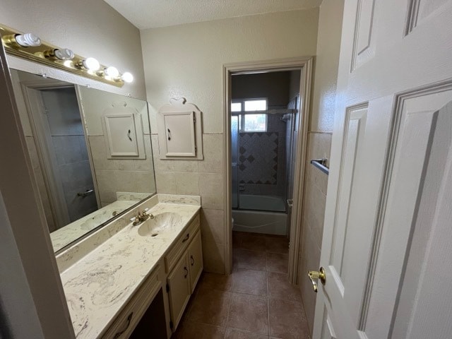 Bathroom 1 / master bathroom - 1924 W Iris Ave