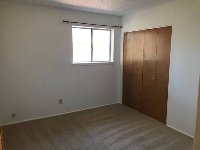 Building Photo - 329 W Oak Ave