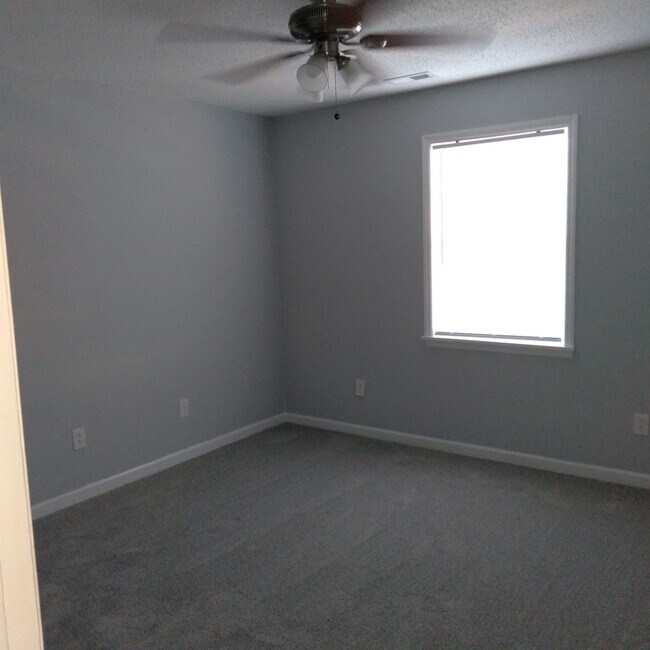 Building Photo - 2 Bedroom, 1 Bath Downstairs Apartment