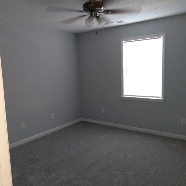 Building Photo - Coming Soon!   2 Bedroom, 1 Bath Downstairs Apartment
