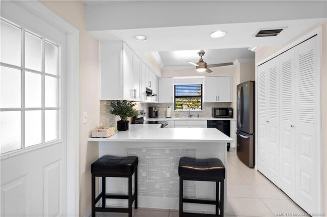 Building Photo - 4885 SE Capstan Ave