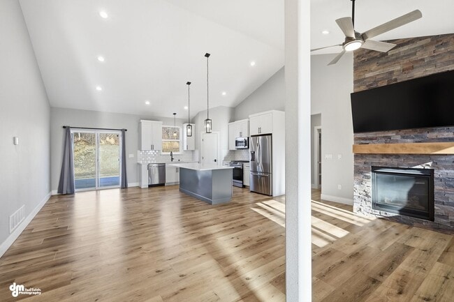 Building Photo - 4 Bedroom | 2.5 Bathroom | 2 Car Garage - Convenient Location!