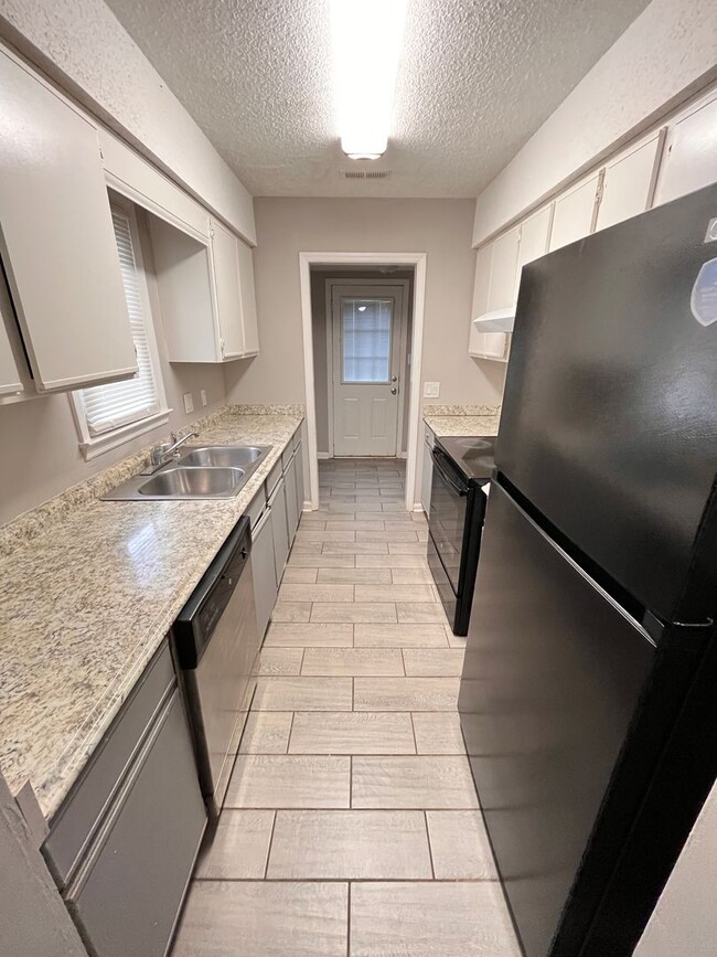 Building Photo - Charming 3-bedroom, 2-bath townhouse