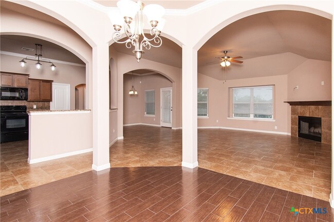 Building Photo - 704 W Gemini Ln