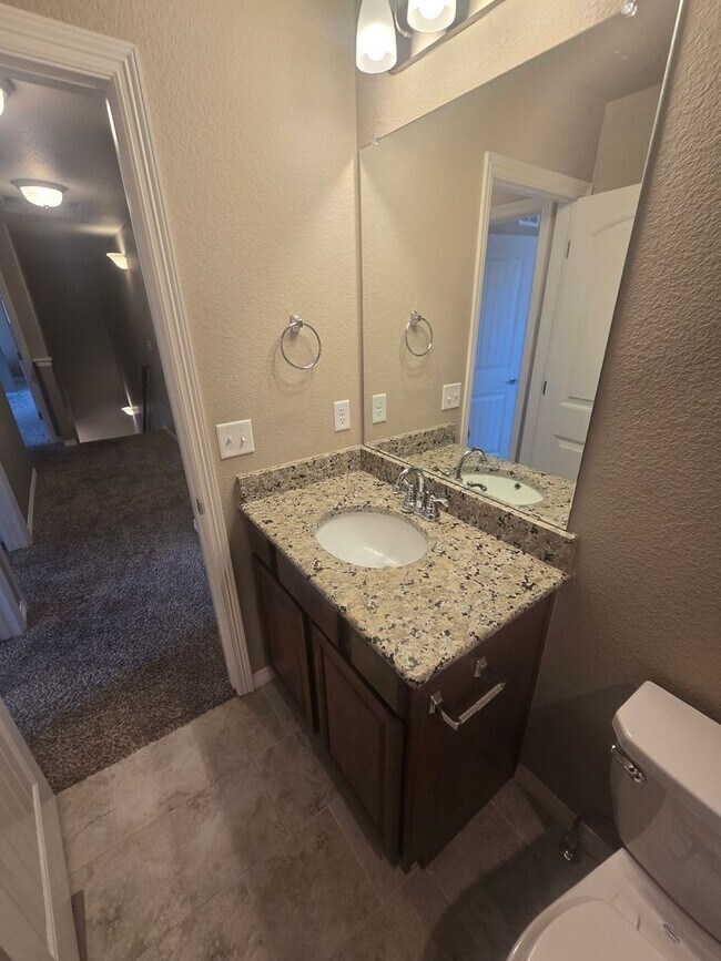 Building Photo - 2421 Ridge Top Dr