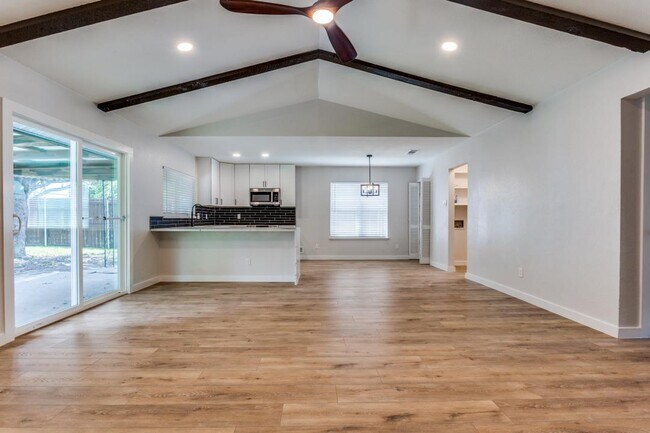 Building Photo - 4825 Cloverdale Ln