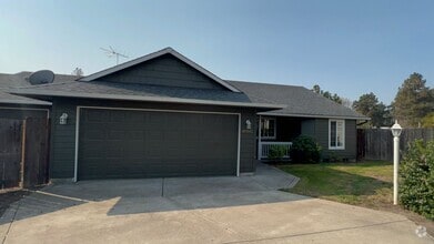 Building Photo - Charming Veneta Home!
