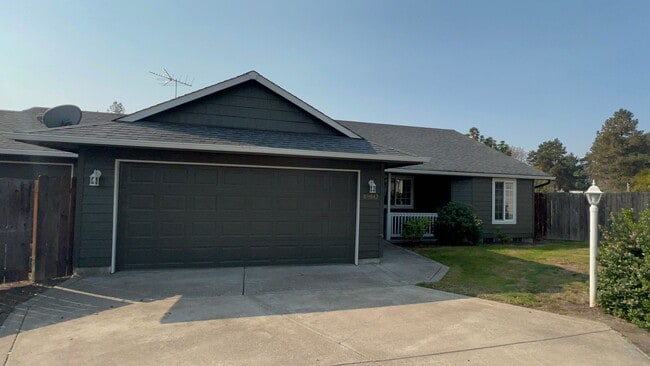 Primary Photo - Charming Veneta Home!
