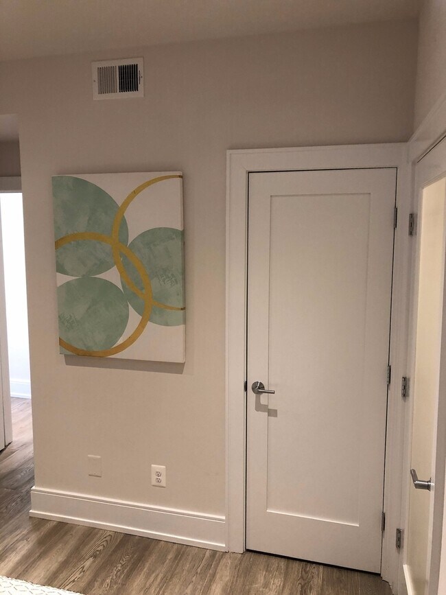 Building Photo - Luxe Apartment with Parking