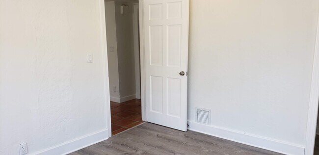 Building Photo - 410 Monroe Dr