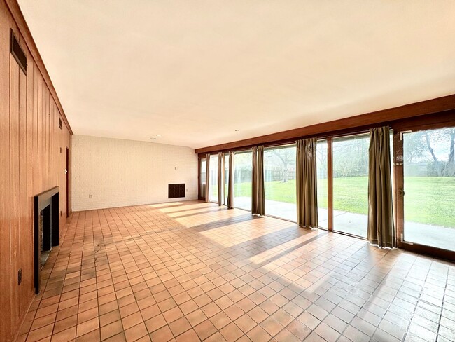 Building Photo - Vintage 2BR/2BA on Stanford Ave with Huge Fenced Yard & Lawn Care Included