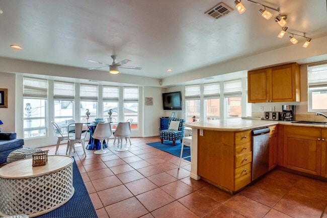 Building Photo - Private Rooftop Deck South Mission Beach