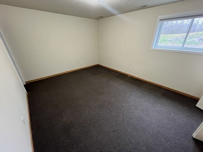 Building Photo - Newly Remodeled 2 Bedroom Unit in Family a...