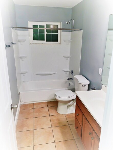 Building Photo - 1050 Grand Ave