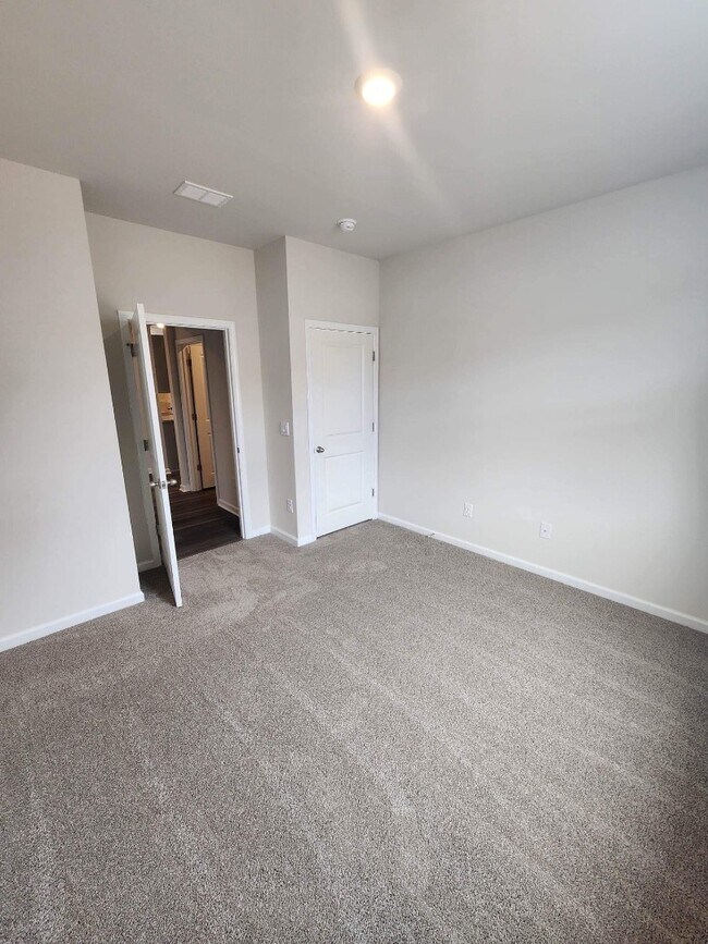 Building Photo - 323 Vaccaro Dr