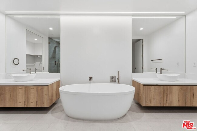 Building Photo - 725 Croft Ave