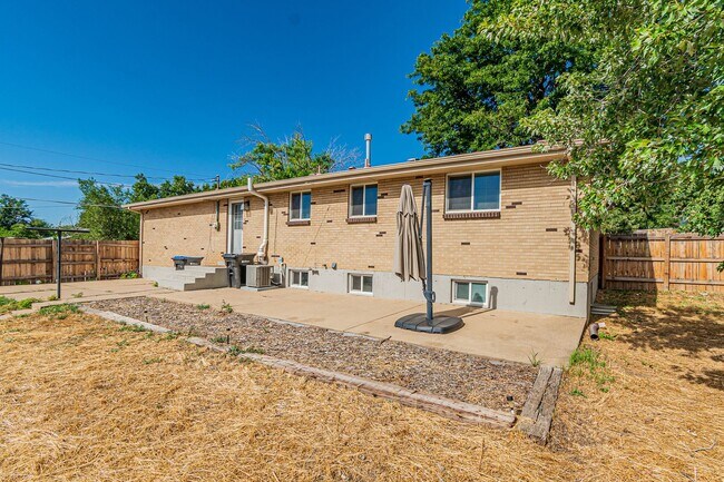Building Photo - Charming 3BD, 2BA Arvada Home with 2-Car Garage and Yard
