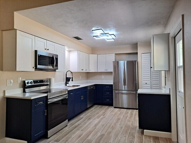 Building Photo - UPDATED 3BR 2BA WITH 2 CAR GARAGE FOR RENT