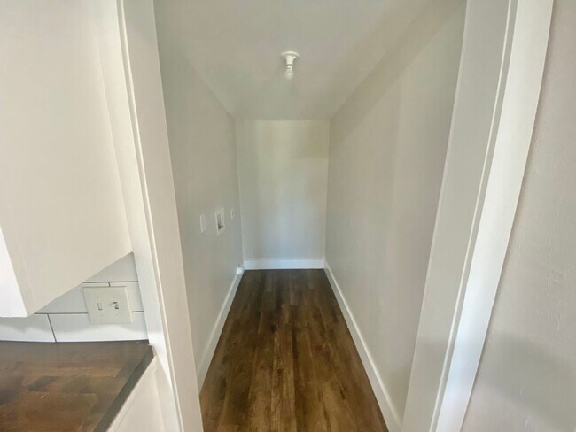 Building Photo - Pre- leasing now for 3/2 home near Maxey Park and Covenant Hospital