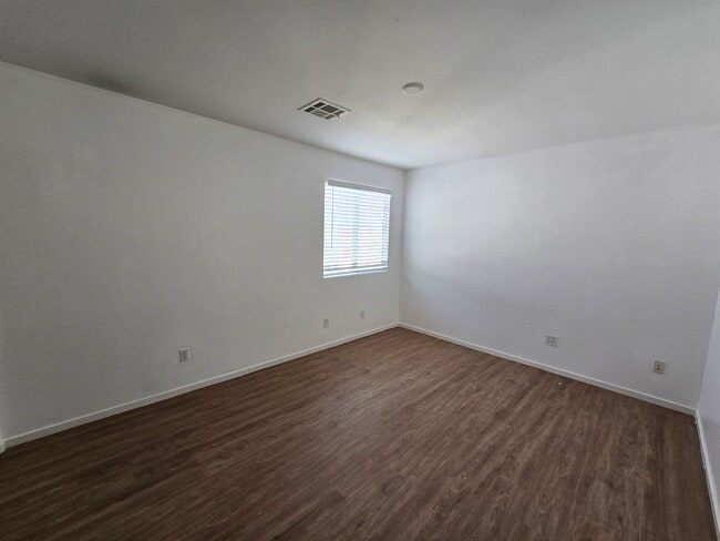 Building Photo - 3 Bedroom Updated Townhouse