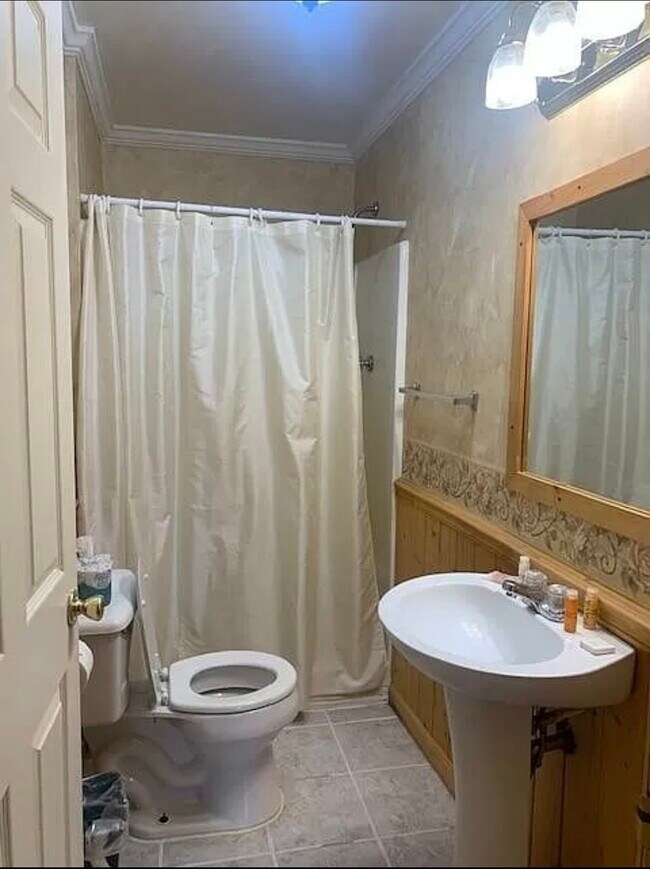 Building Photo - 729 Chalet Village Dr