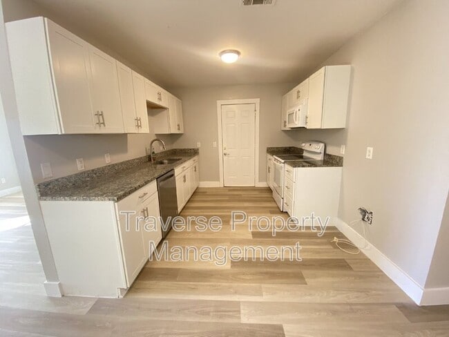 Building Photo - 5125 Sunshine Dr