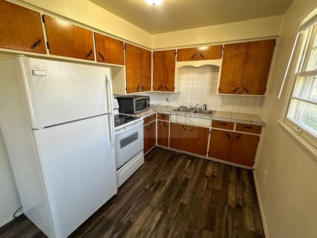 Building Photo - 2 bed / 1 bath -4 plex - close to school -...