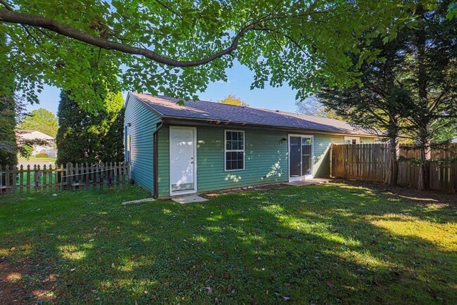 Building Photo - 821 Johahn Dr