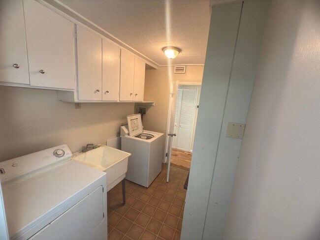 Building Photo - Charming 3-Bedroom Home + Bonus Room in Prime Niskayuna Location!